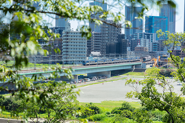 多摩川橋梁を走る東急線のフリー写真素材
