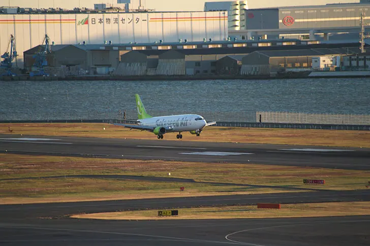 着陸する飛行機(羽田空港)のフリー写真素材