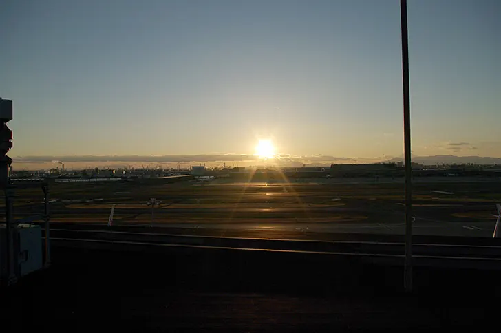 羽田空港と夕日のフリー写真素材