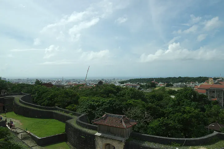 首里城から見た沖縄の街並のフリー写真素材
