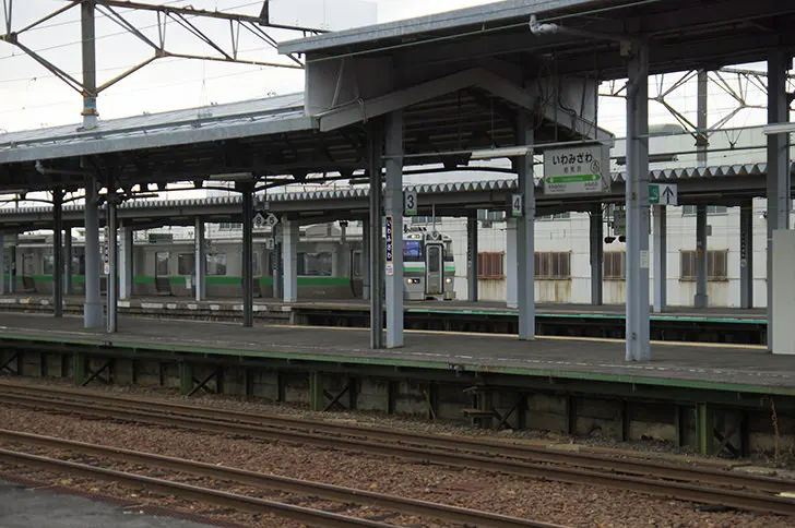 岩見沢駅ホームと711系のフリー写真素材