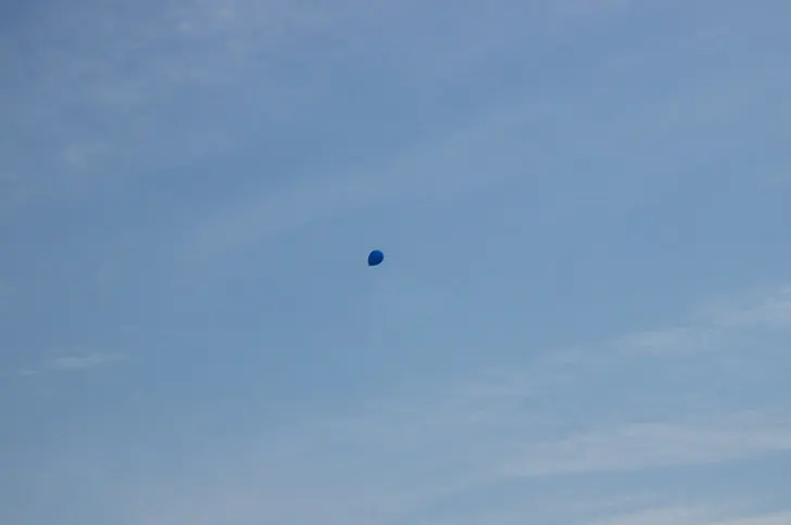 空飛ぶ風船のフリー写真素材