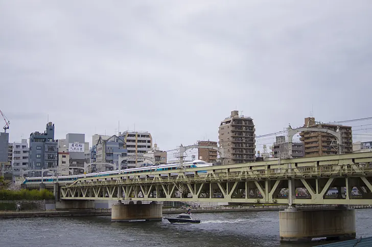 隅田川と東武特急スペーシアのフリー写真素材