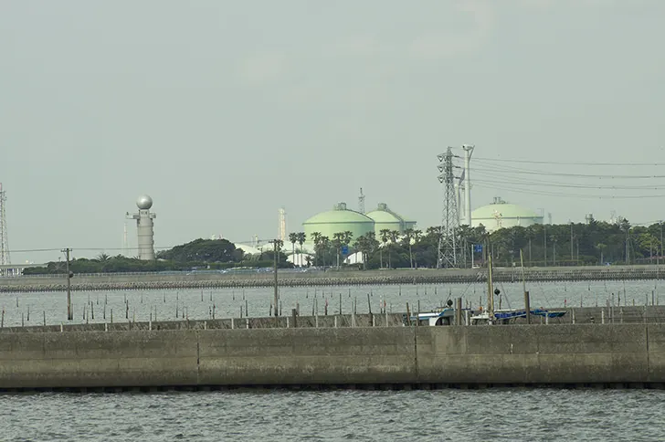 東京湾から見える工場地帯のフリー写真素材