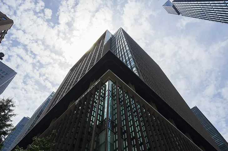 東京丸の内の高層ビルのフリー写真素材