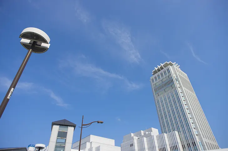 横須賀の街並と空のフリー写真素材