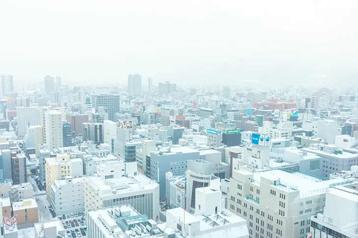 冬の札幌大通の風景（すすきの方面）のフリー写真素材