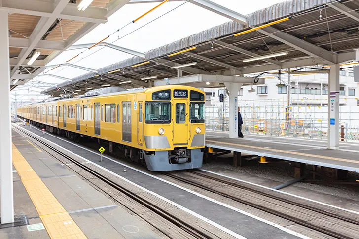 東村山駅に泊まる西武新宿線のフリー写真素材