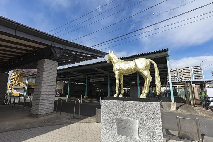 府中競馬正門前駅の黄金の馬像のフリー写真素材