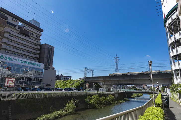 町田市 境川と小田急のフリー写真素材