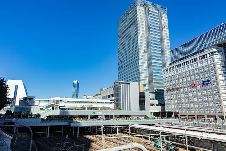 新宿駅新南口周辺のフリー写真素材