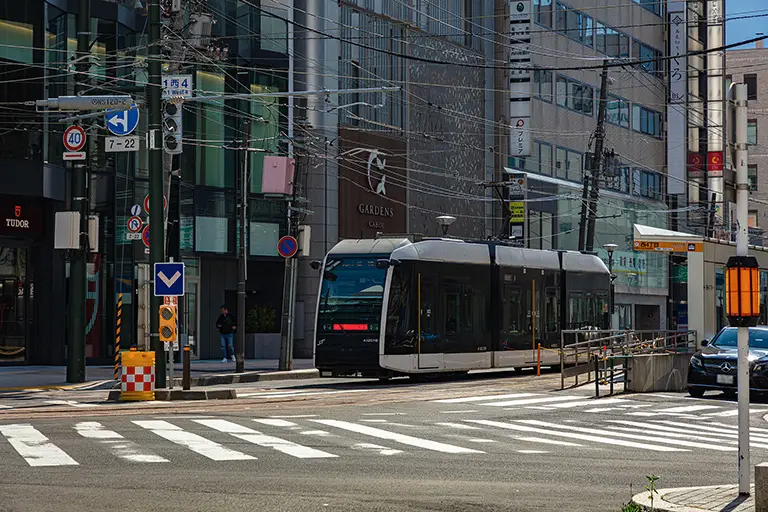 Free Sapporo streetcar running at the intersection in front of 4PLA Photo Material