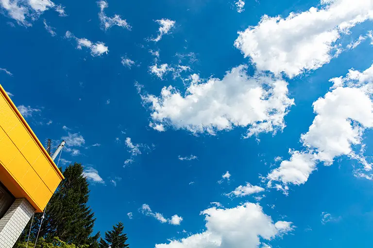 空と黄色の建物のフリー写真素材