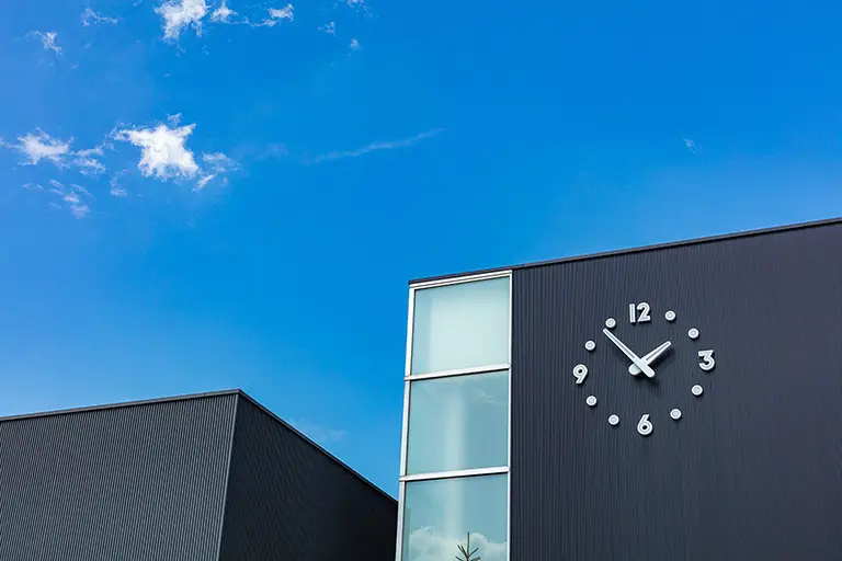 JR白石駅の時計のフリー写真素材