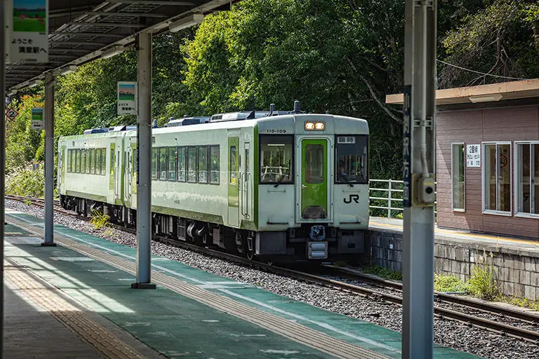 清里駅に停まるキハ110系のフリー写真素材