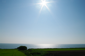 太陽と海のフリー写真素材