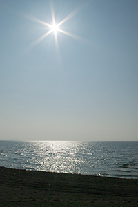 太陽と海のフリー写真素材