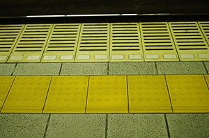 東京メトロ地下鉄駅ホームのフリー写真素材