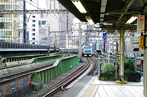 京浜東北線（有楽町駅ホーム）のフリー写真素材