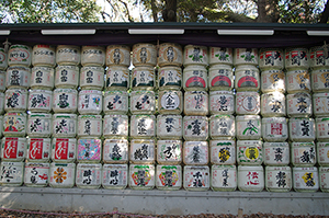 神社の酒樽群のフリー写真素材