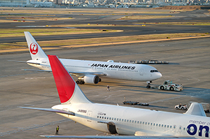 羽田空港の飛行機のフリー写真素材