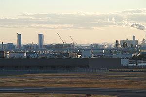 羽田空港から見える工場のフリー写真素材