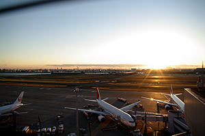 飛行機と夕日(羽田空港)のフリー写真素材