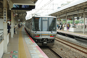 神戸元町駅ホームから発車する快速電車のフリー写真素材