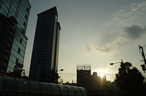 高層ビル逆光（神戸）のフリー写真素材