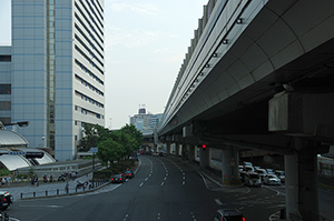 神戸駅前の道路のフリー写真素材