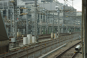東京駅ホームから見える線路のフリー写真素材