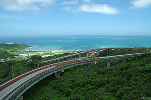 ニライカナイ橋（沖縄）のフリー写真素材