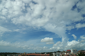 首里城から見た沖縄の街並と空のフリー写真素材
