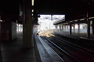 JRさっぽろ駅ホームと線路のフリー写真素材