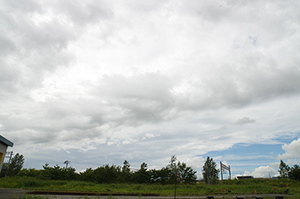 岩見沢の線路と雲のフリー写真素材