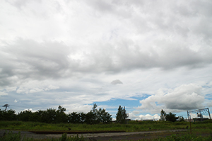 岩見沢の線路と雲のフリー写真素材