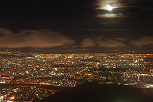 藻岩山から見た札幌の夜景と月のフリー写真素材