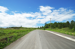 青空と直線道路のフリー写真素材