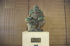 JR恵比寿駅付近の恵比寿像のフリー写真素材