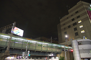 JR恵比寿駅付近を走る山手線のフリー写真素材