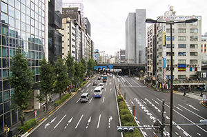 JR新橋駅付近の道路のフリー写真素材