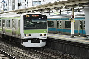 JR山手線と京浜東北線のフリー写真素材