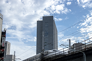 高層ビルと新幹線のぞみ（新橋）のフリー写真素材