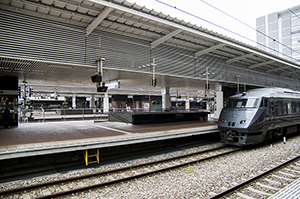 JR博多駅ホームと特急「きらめき」のフリー写真素材