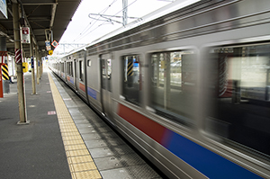 JR九州811系電車（香椎駅）のフリー写真素材