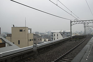 青砥駅ホームの線路のフリー写真素材