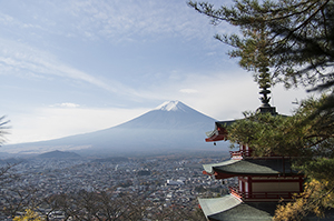 新倉山浅間公園の忠霊塔と富士山のフリー写真素材