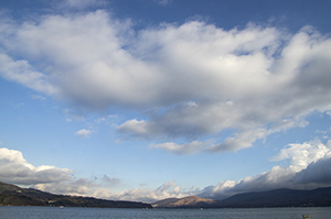 山中湖と空のフリー写真素材