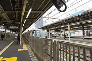 中野駅ホームのフリー写真素材