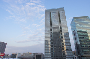 東京駅周辺の高層ビルのフリー写真素材